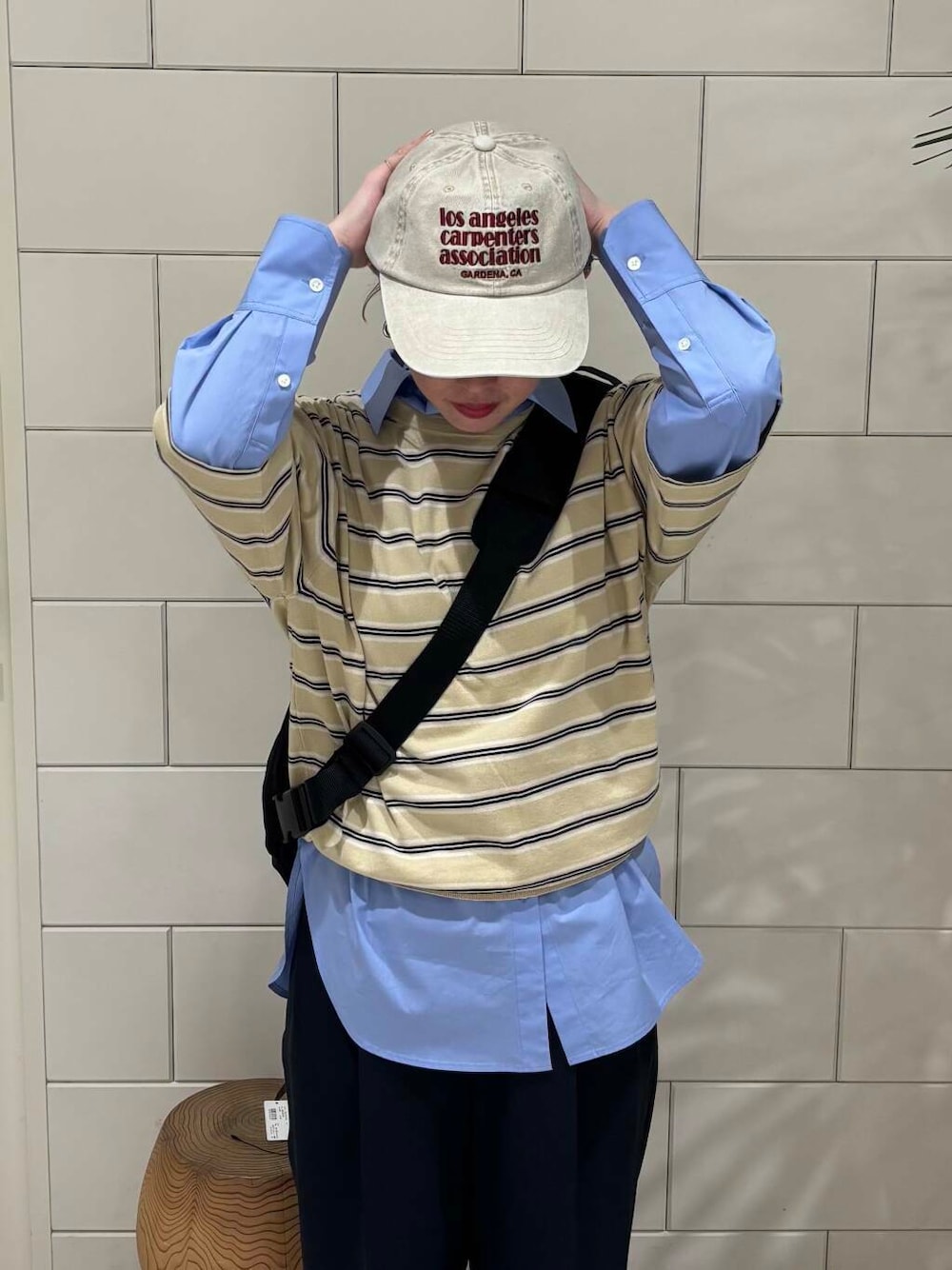 ブラック系のその他パンツ、ブルー系のシャツ/ブラウス、ブラック系のバックパック/リュックを着用したレディースの春コーディネートの1枚目の写真