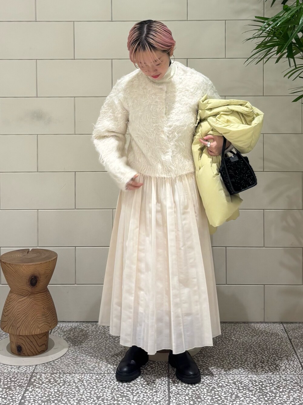 「淡色コーデ、冬アウター、大人コーデ、シンプル、オトナカワイイ、大人かわいい、スカートスタイル、ダウン」｜「URBAN RESEARCHのカラーシャギーニットカーディガン（カーディガン/ボレロ、ホワイト系）」を使った、MINAMIさん（レディース・158cm）の冬コーディネートの1枚目の写真