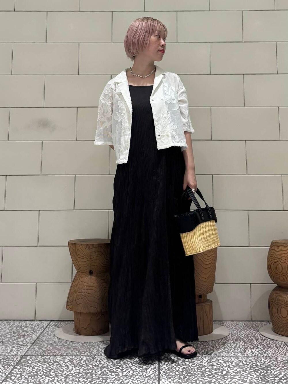 ブラック系のワンピース、ホワイト系のシャツ/ブラウス、ブラック系のサンダルを着用したレディースの春コーディネートの1枚目の写真