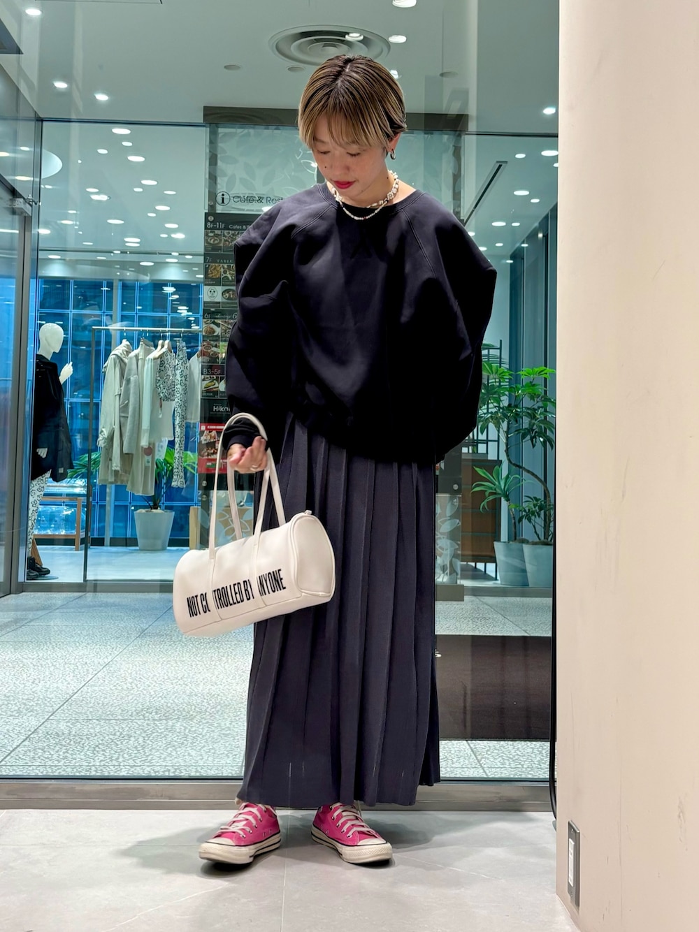 「秋っぽコーデ更新中、ロングスカート、秋コーデ、デートコーデ、スウェット、お出かけコーデ」｜「LAATOのknit pleats skirt（スカート、グレー系）」を使った、MINAMIさん（レディース・158cm）の秋コーディネートの1枚目の写真