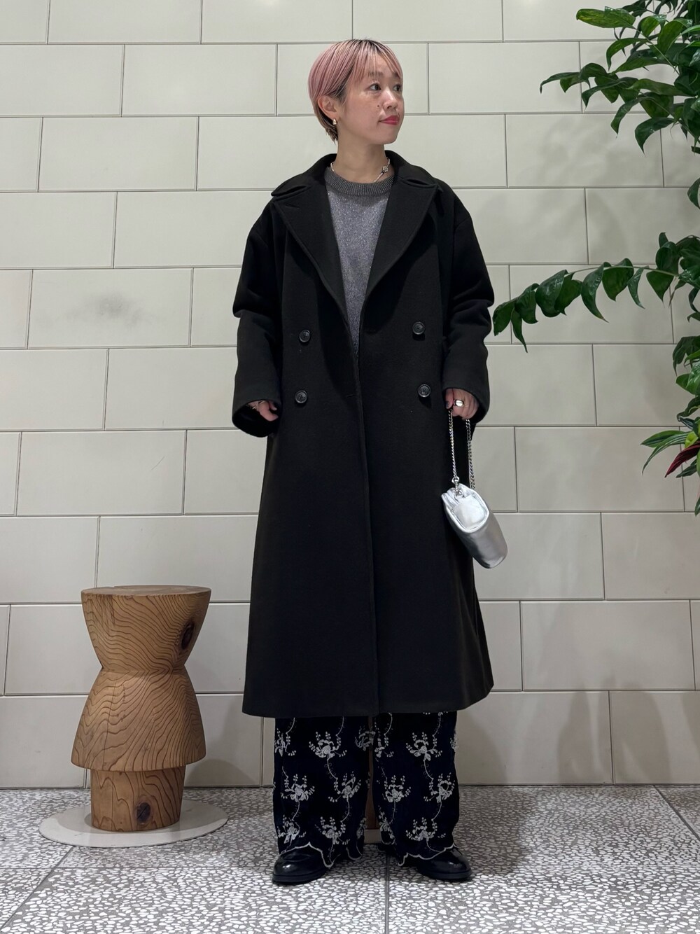「冬コーデ、クリスマスに着たい服、マイベストコーデ2024、モノトーン、ニット、冬アウター」｜「URBAN RESEARCHのFox混クルーネックラメニットプルオーバー（ニット/セーター、グレー系）」を使った、MINAMIさん（レディース・158cm）の冬コーディネートの1枚目の写真