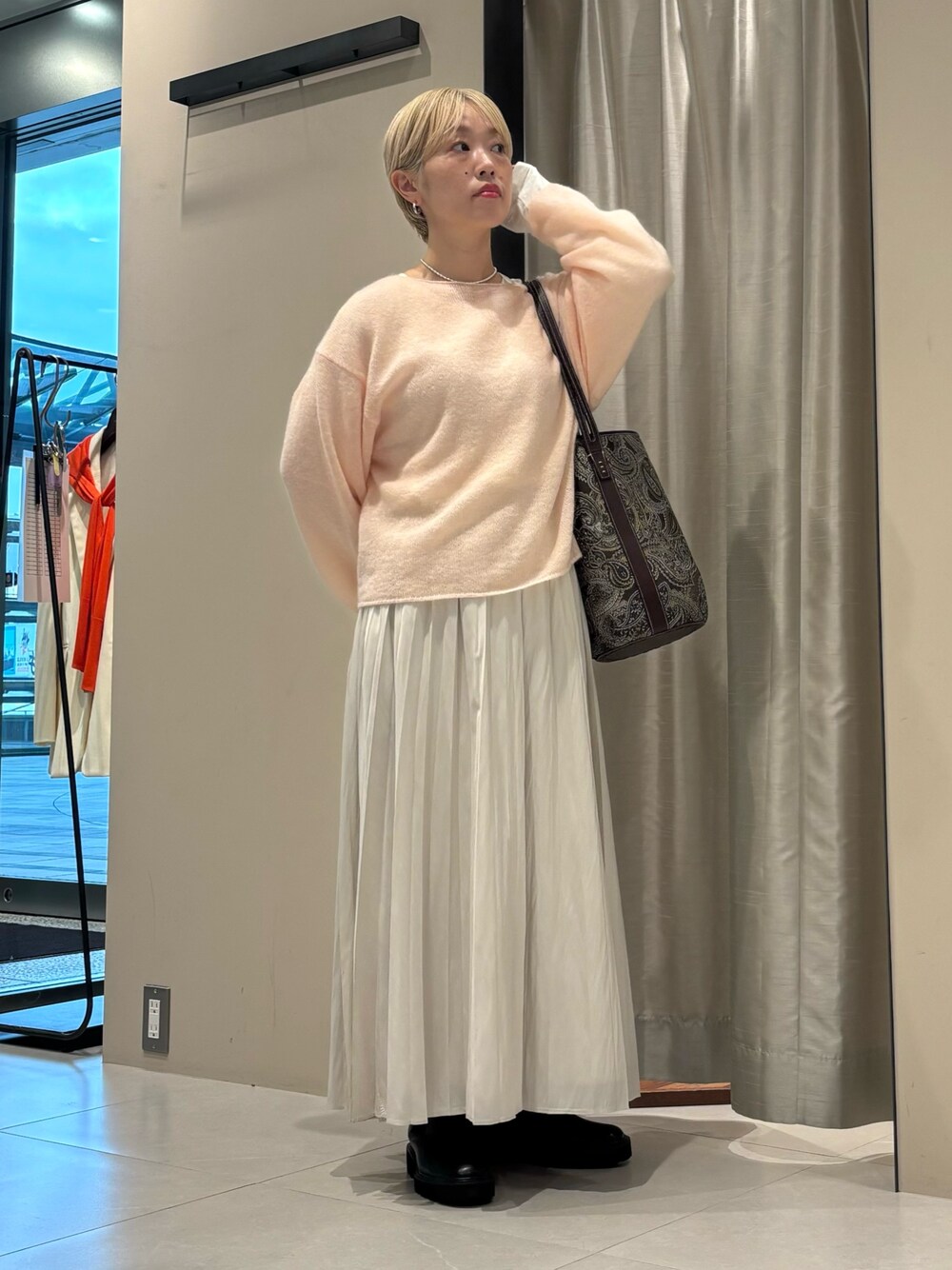 「秋コーデ、淡色コーデ、シアートップス、お出かけコーデ、休日スタイル、ブーツ」｜「かぐれのモヘヤプルオーバーニット（ニット/セーター、ピンク系）」を使った、MINAMIさん（レディース・158cm）の秋コーディネートの1枚目の写真