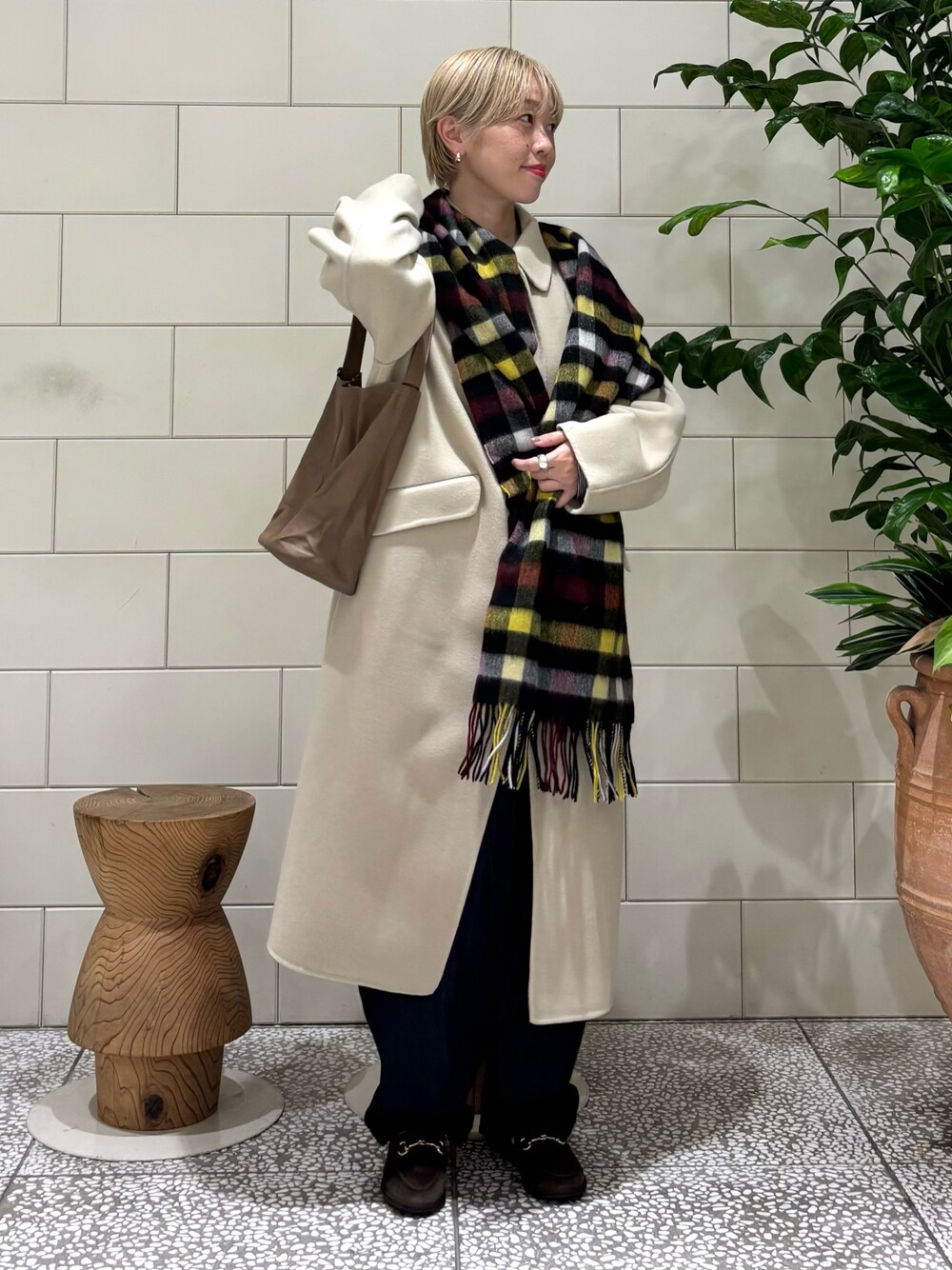 「デートコーデ、チェック、大人女子、お出かけコーデ、デニム、ロングコート」｜「URBAN RESEARCHのsuper120 リバーステンカラーコート（ステンカラーコート、ベージュ系）」を使った、MINAMIさん（レディース・158cm）の秋コーディネートの1枚目の写真