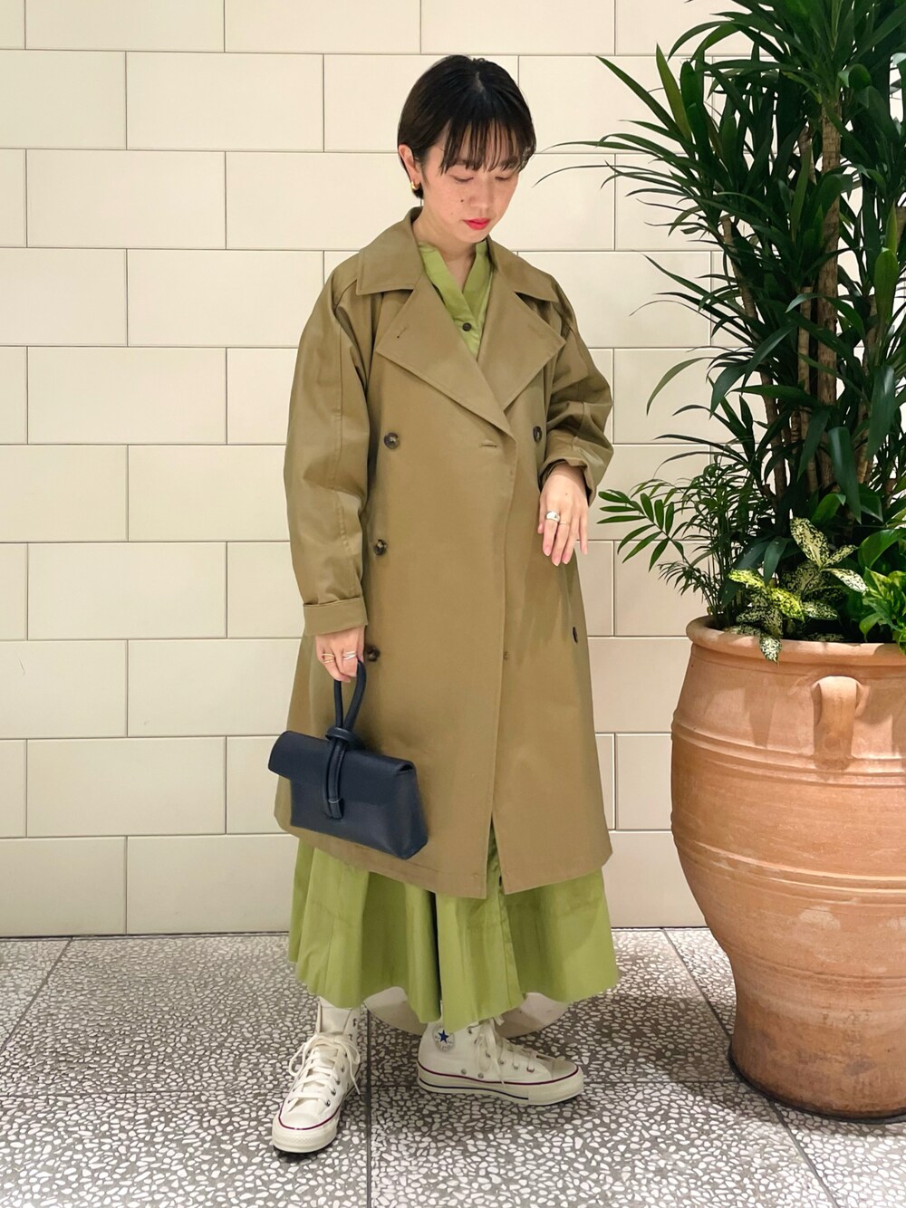 「春、シンプルコーデ、オトナ女子、大人カジュアル、トレンチコート、アウター、白スニーカー、ミニバッグ」｜「URBAN RESEARCH ROSSOのポンチョトレンチコート（トレンチコート、ベージュ系）」を使った、MINAMIさん（レディース・158cm）の冬コーディネートの1枚目の写真
