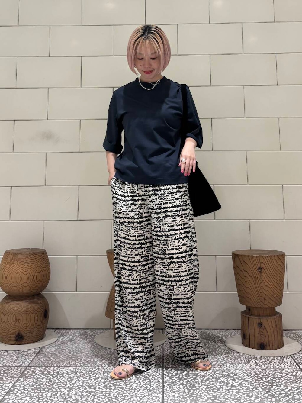 「大人カジュアル、URBANRESEARCH、シンプルコーデ、newarrival、休日スタイル、お出かけコーデ、骨格ウェーブ、ウェーブ×ブルベ夏、洒落見えイージーパンツ×サンダル、夏ルックで気分アップ」｜「URBAN RESEARCHの『イージーケア』SPRINTEXプリントイージーパンツ（その他パンツ、その他）」を使った、MINAMIさん（レディース・158cm）の夏コーディネートの1枚目の写真