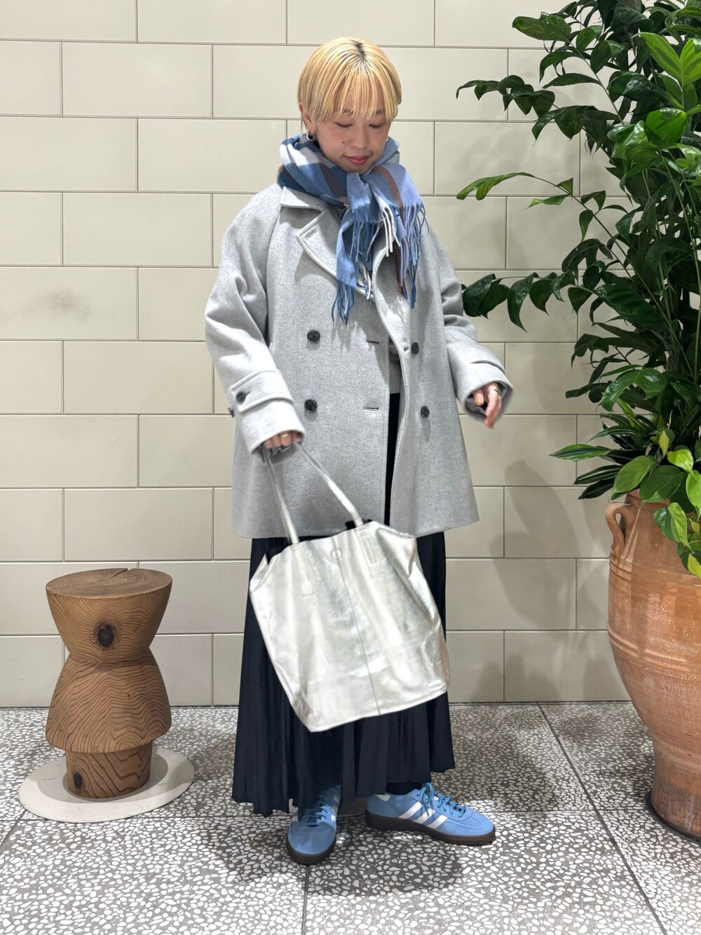 「日常に魔法を、スニーカー、秋コーデ、休日スタイル、スウェット、オトナカジュアル」｜「URBAN RESEARCH ROSSO WOMENのカシミヤ混チェックストール（ストール/ショール、ブルー系）」を使った、MINAMIさん（レディース・158cm）の秋コーディネートの1枚目の写真
