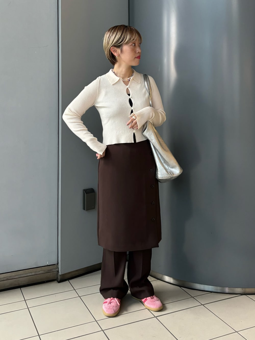 「お出かけコーデ、秋服準備はじめました、レイヤードスタイル、ブラウン、休日スタイル、大人ガーリー」｜「URBAN RESEARCHのシャツカラーリブニットカーディガン（カーディガン/ボレロ、ホワイト系）」を使った、MINAMIさん（レディース・158cm）の夏コーディネートの1枚目の写真