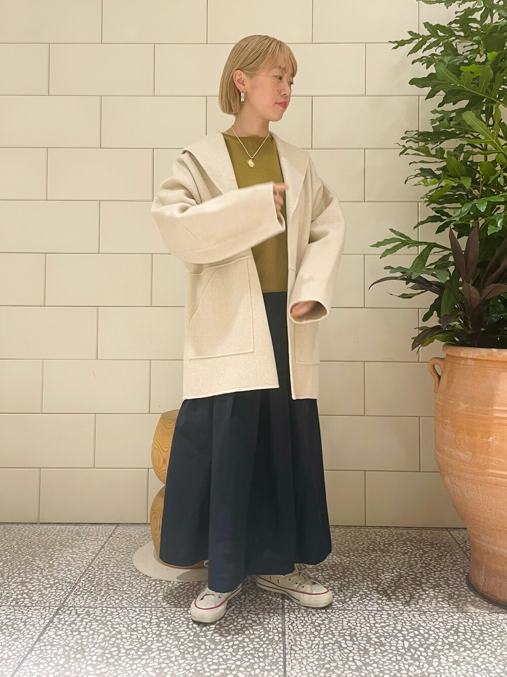 「アウター、冬アウター、ゆるニット、ロングスカート、ニット、冬コーデ、スニーカー、パールネックレス」｜「URBAN RESEARCH ROSSOのアイテム（トップス、イエロー系）」を使った、MINAMIさん（レディース・158cm）の秋コーディネートの1枚目の写真