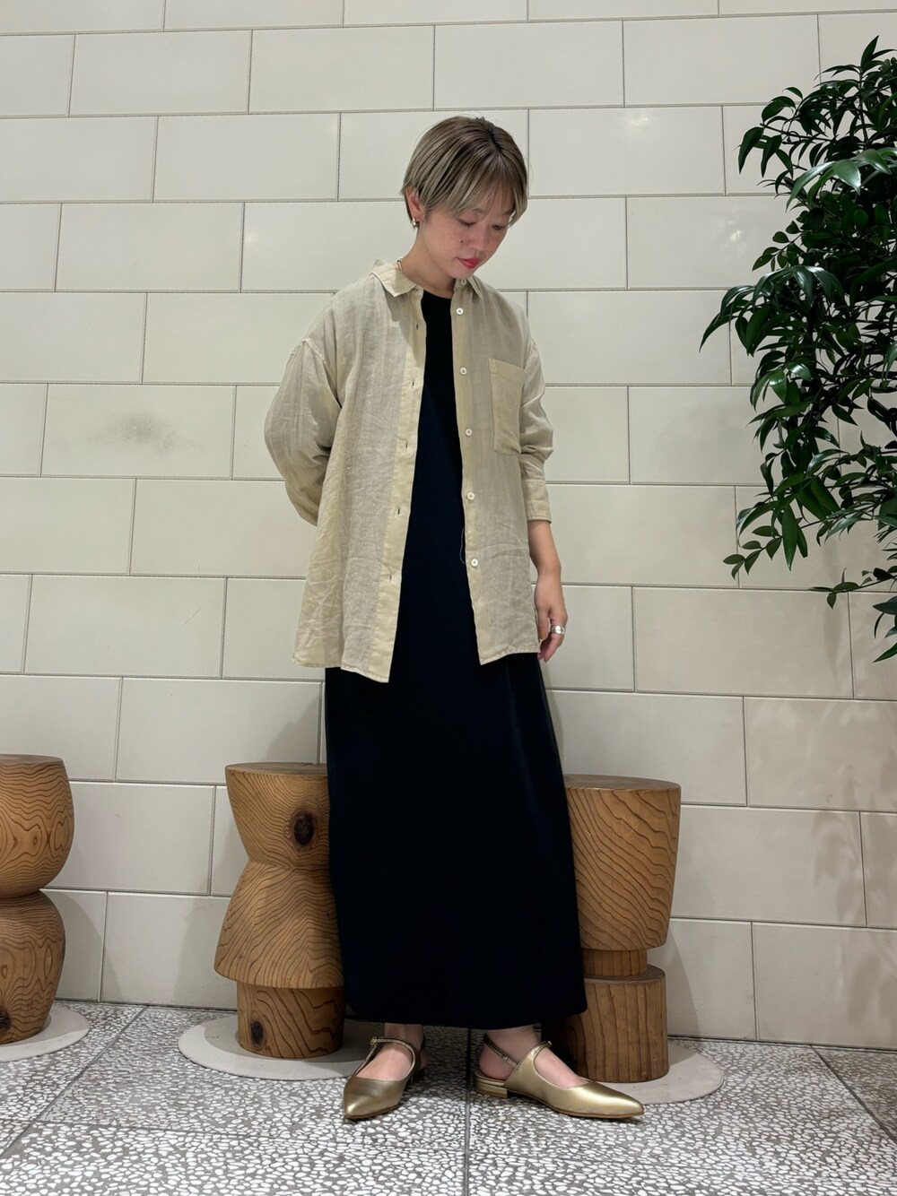「夏コーデ、アツいコーデ全部見せ、休日スタイル、ワンピース、リラックススタイル」｜「URBAN RESEARCHのサテンシャツ（シャツ/ブラウス、ベージュ系）」を使った、MINAMIさん（レディース・158cm）の夏コーディネートの1枚目の写真