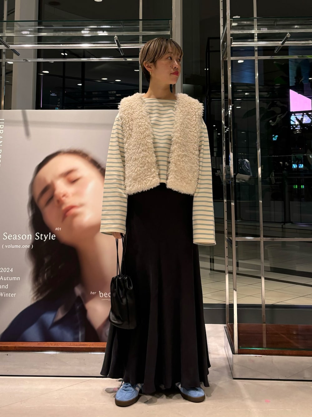 「淡色コーデ、秋服準備はじめました、デートコーデ、休日スタイル、スポーツミックス、ロングスカート、スニーカー、秋コーデ、パステルカラー、大人カジュアル」｜「URBAN RESEARCHのショートファーベスト（ベスト、ホワイト系）」を使った、MINAMIさん（レディース・158cm）の秋コーディネートの1枚目の写真