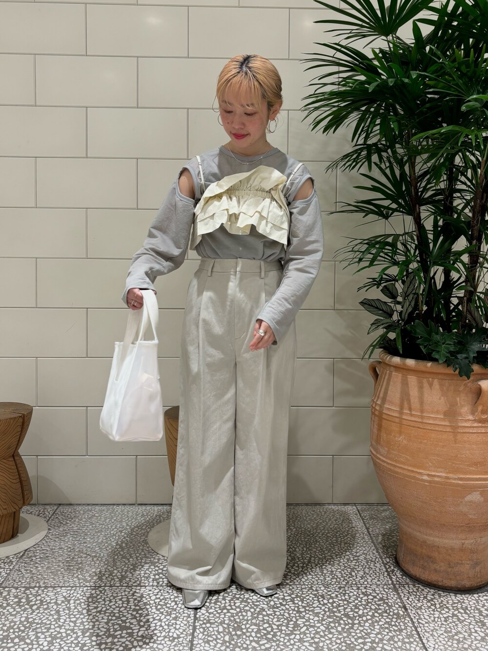 「春のおしゃ見えテクニック、春コーデ、トートバッグ、デートコーデ、大人カジュアル、春服みてみて、レイヤードスタイル、お出かけコーデ、ビスチェ」｜「URBAN RESEARCHのソフトツイルタックワイドパンツ（その他パンツ、グリーン系）」を使った、MINAMIさん（レディース・158cm）の春コーディネートの1枚目の写真