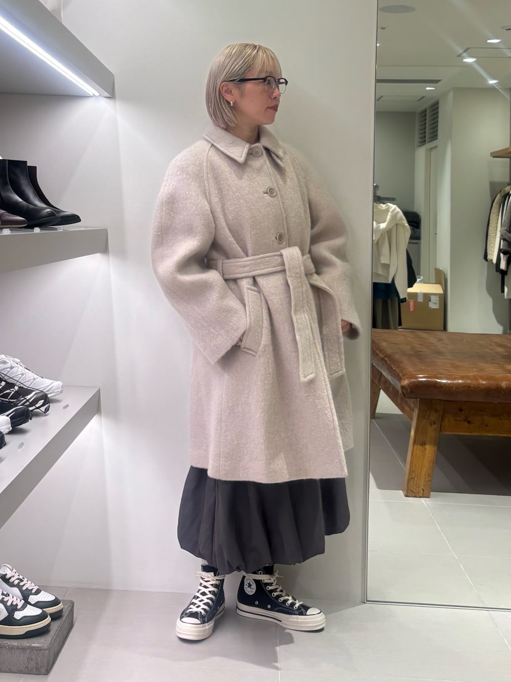 ホワイト系のテーラードジャケット、グレー系のカーディガン/ボレロ、グレー系のスカートを着用したレディースの秋コーディネートの1枚目の写真