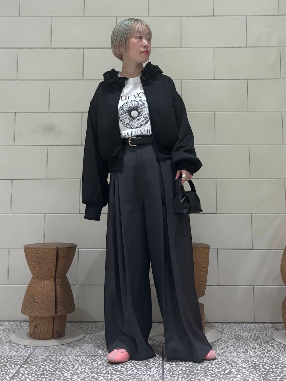 「大人カジュアル、スニーカー、スポーツミックス、カジュアルコーデ、URBANRESEARCH、春コーデ、パンツスタイル、newarrival、骨格ウェーブ、ウェーブ×ブルベ夏」｜「LAATOのwide tack pants（その他パンツ、グレー系）」を使った、MINAMIさん（レディース・158cm）の春コーディネートの1枚目の写真