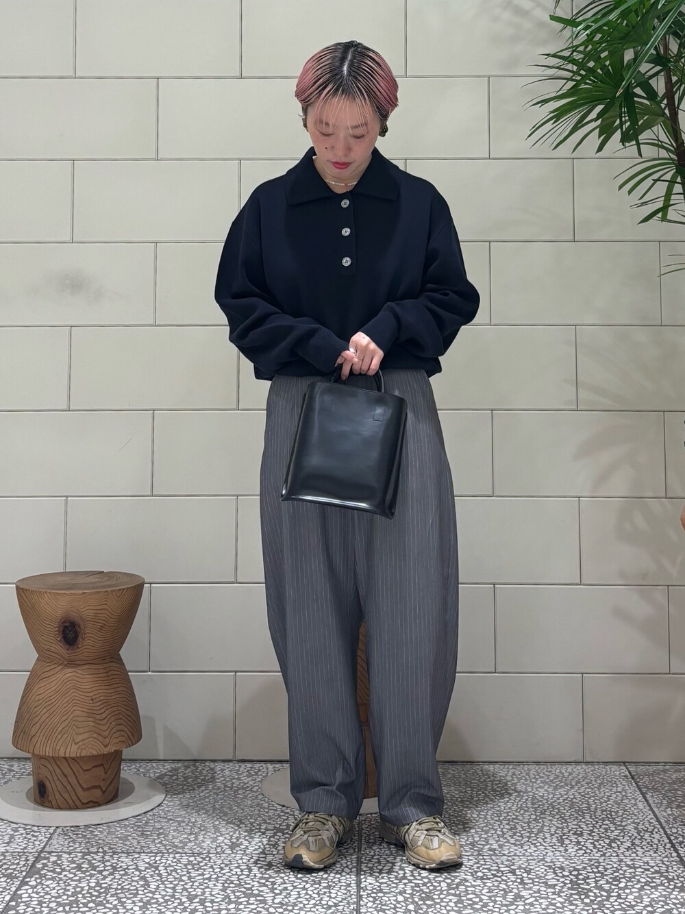 ブルー系のニット/セーター、グレー系のその他パンツ、ブラック系のトートバッグを着用したレディースの冬コーディネートの1枚目の写真