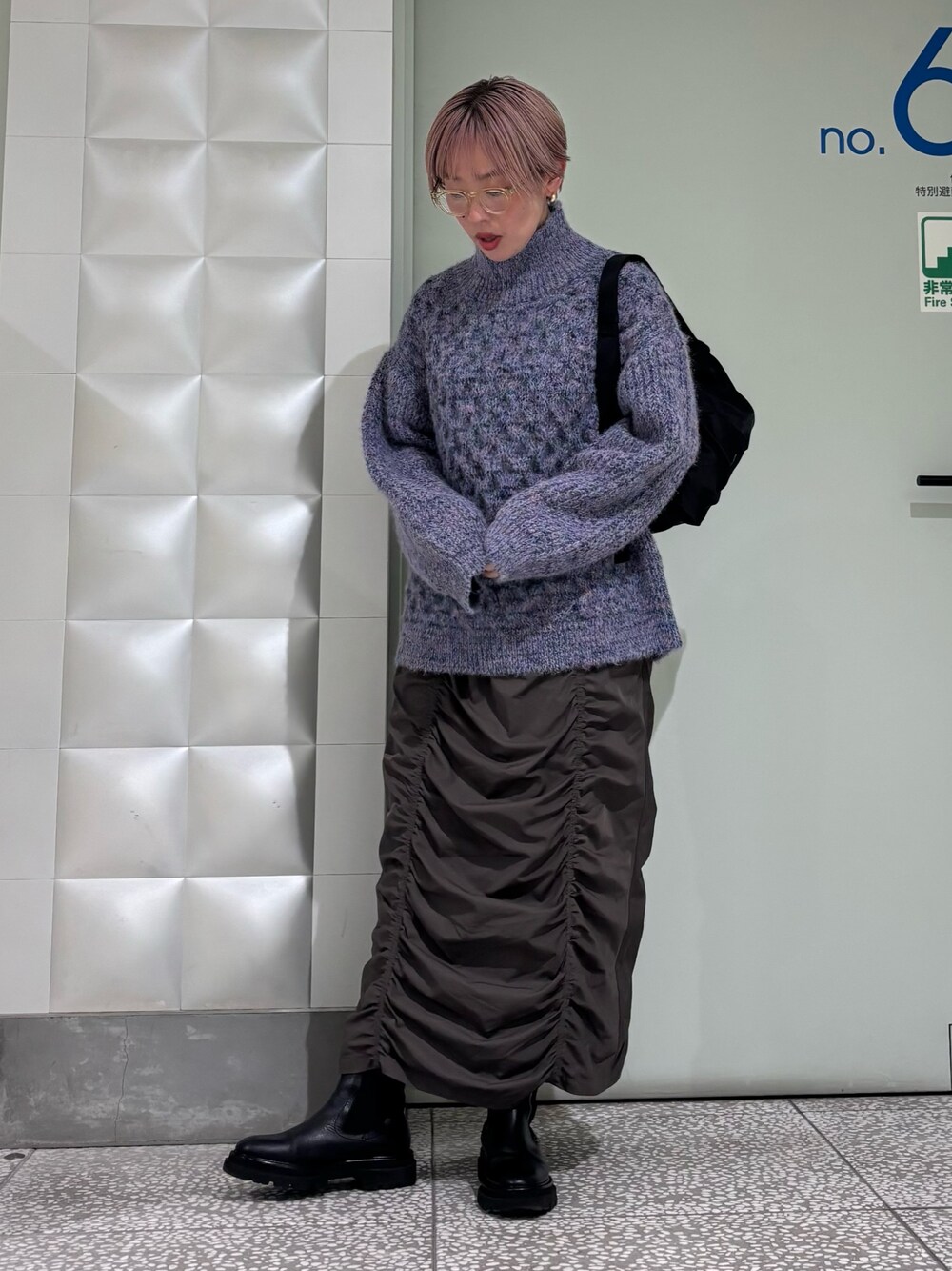 ブルー系のニット/セーター、グレー系のスカート、その他のその他を着用したレディースの秋コーディネートの1枚目の写真