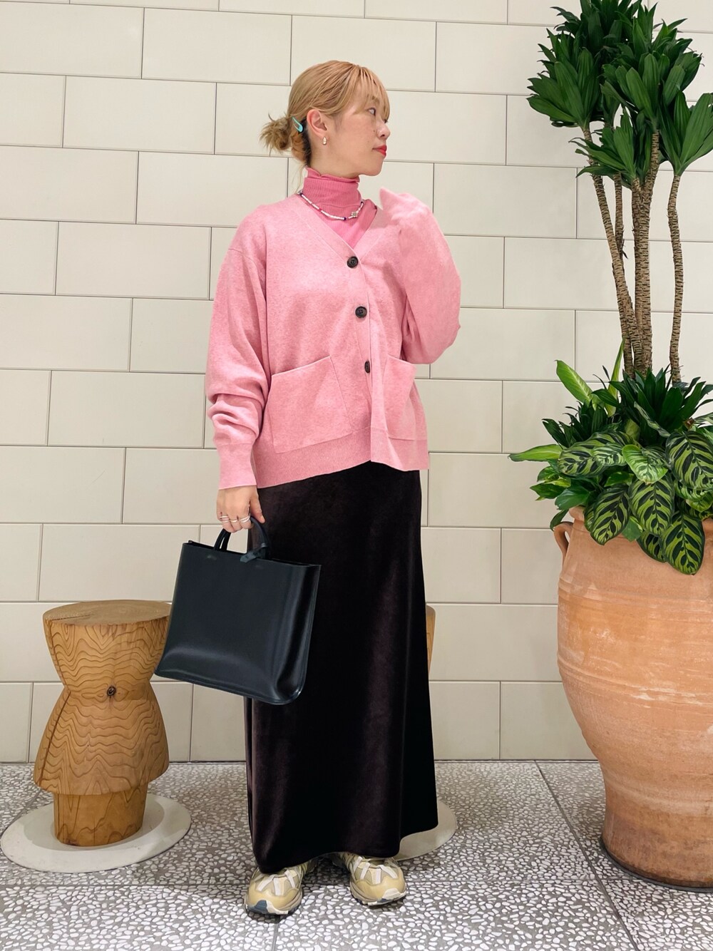 「レイヤードスタイル、カラー×コーデ、ロングスカート、韓国ファッション、ベロア、タイトスカート、お出かけコーデ、ピンク」｜「URBAN RESEARCHのシャーリングスリーブタートルネックカットソー（Tシャツ/カットソー、ピンク系）」を使った、MINAMIさん（レディース・158cm）の秋コーディネートの1枚目の写真