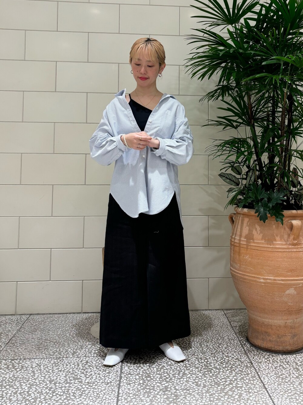 「春のおしゃ見えテクニック、春コーデ、春服みてみて、お出かけコーデ、シンプルコーデ、大人カジュアル、スカート、シャツスタイル」｜「URBAN RESEARCHのオックスオーバーシャツ（シャツ/ブラウス、その他）」を使った、MINAMIさん（レディース・158cm）の春コーディネートの1枚目の写真