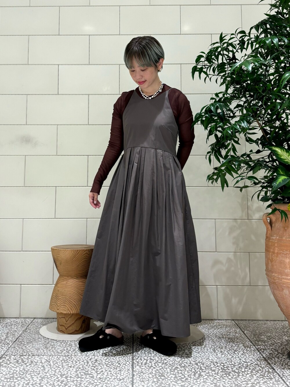 「キャミワンピ、きれいめカジュアル、休日スタイル、お出かけコーデ、ワンピース」｜「URBAN RESEARCHのランダムタックキャミワンピース（ワンピース、グリーン系）」を使った、MINAMIさん（レディース・158cm）の夏コーディネートの1枚目の写真