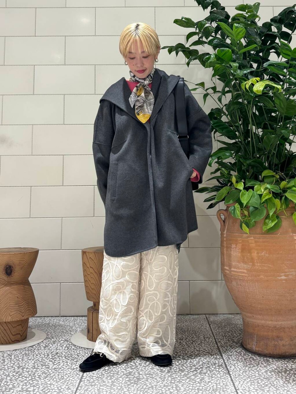 グレー系のその他アウター、ピンク系のニット/セーター、ホワイト系のその他パンツを着用したレディースの秋コーディネートの1枚目の写真