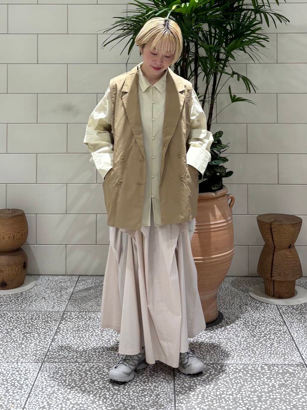 イエロー系のシャツ/ブラウス、ホワイト系のスカート、イエロー系のその他アウターを着用したレディースの冬コーディネートの1枚目の写真