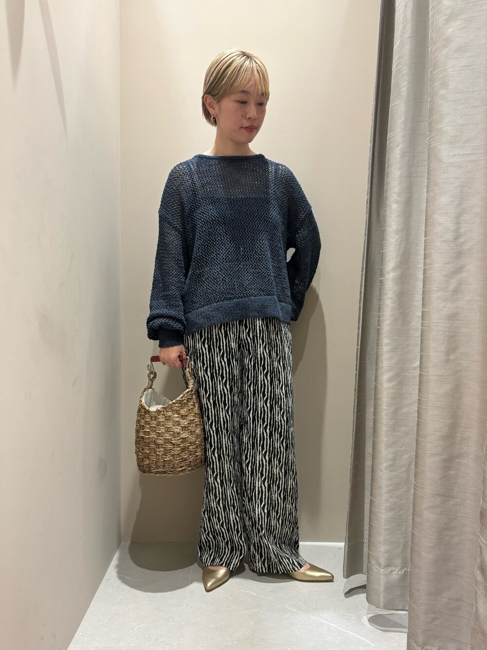 「春のNewスタイル、シンプルコーデ、大人カジュアル、春色、休日スタイル、カジュアルコーデ、春ファッション」｜「URBAN RESEARCHの透かし柄ニットプルオーバー（ニット/セーター、ブルー系）」を使った、MINAMIさん（レディース・158cm）の春コーディネートの1枚目の写真