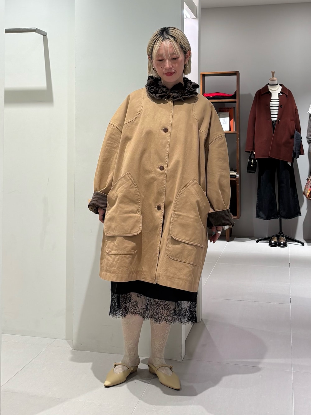 ブラウン系のその他アウターを着用したレディースの秋コーディネートの1枚目の写真