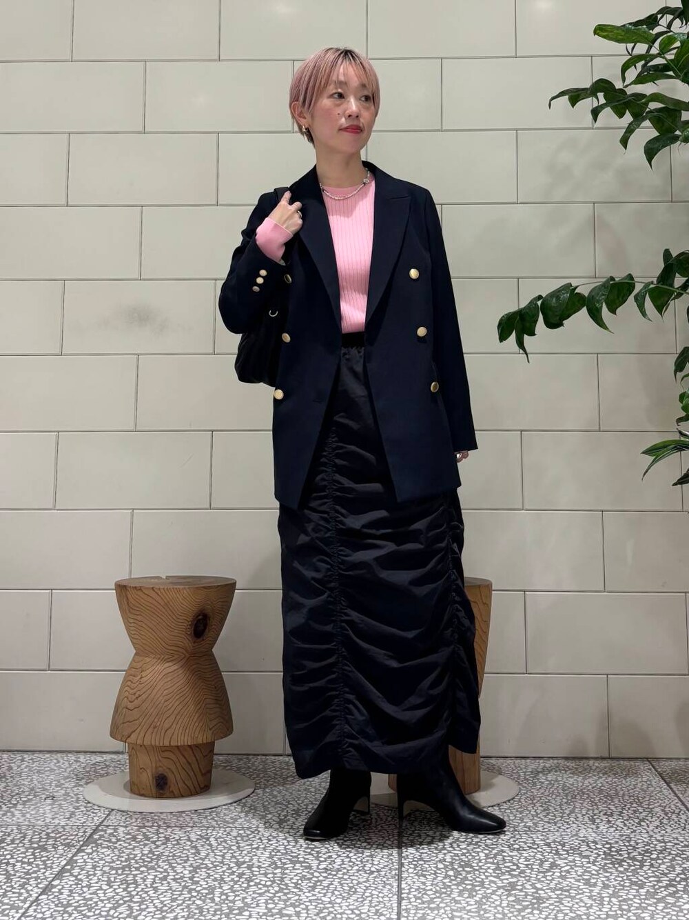 ブラック系のスカート、ブルー系のその他アウター、ピンク系のニット/セーターを着用したレディースの冬コーディネートの1枚目の写真