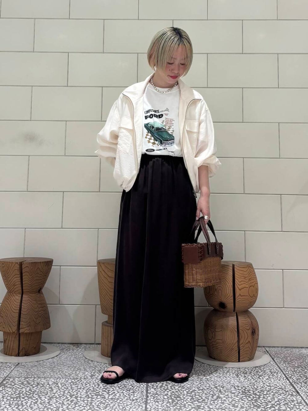 「大人カジュアル、ロングスカート、URBANRESEARCH、シンプルコーデ、サンダル、newarrival、休日スタイル、お出かけコーデ、旅行コーデ、骨格ウェーブ、ウェーブ×ブルベ夏、ここでしか手に入らない別注アイテム、初夏のお出掛けコーデ、寒暖差対策アイテム」｜「URBAN RESEARCHのシアージップブルゾン（ブルゾン、ホワイト系）」を使った、MINAMIさん（レディース・158cm）の春コーディネートの1枚目の写真