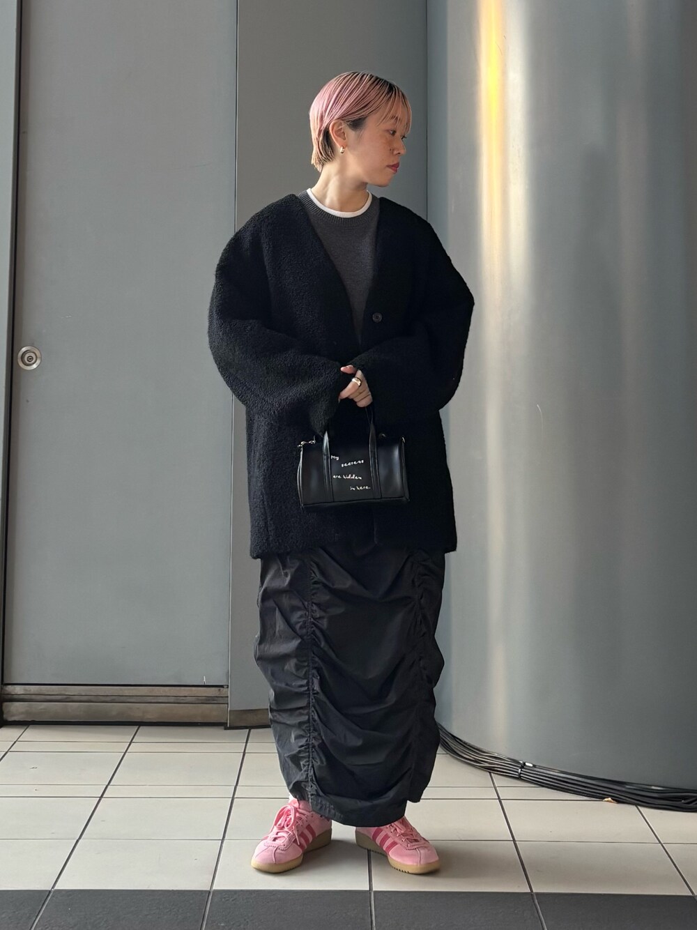 「冬アウター、シンプルスタイル、大人可愛い、お出かけコーデ、カジュアルスタイル、スカートスタイル、骨格ウェーブ、デートコーデ」｜「URBAN RESEARCHのループヤーンウールコクーンコート（その他アウター、ブラック系）」を使った、MINAMIさん（レディース・158cm）の冬コーディネートの1枚目の写真