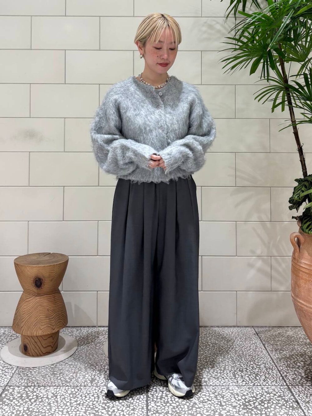 グレー系のその他パンツ、グレー系のカーディガン/ボレロ、ホワイト系のスニーカーを着用したレディースの冬コーディネートの1枚目の写真