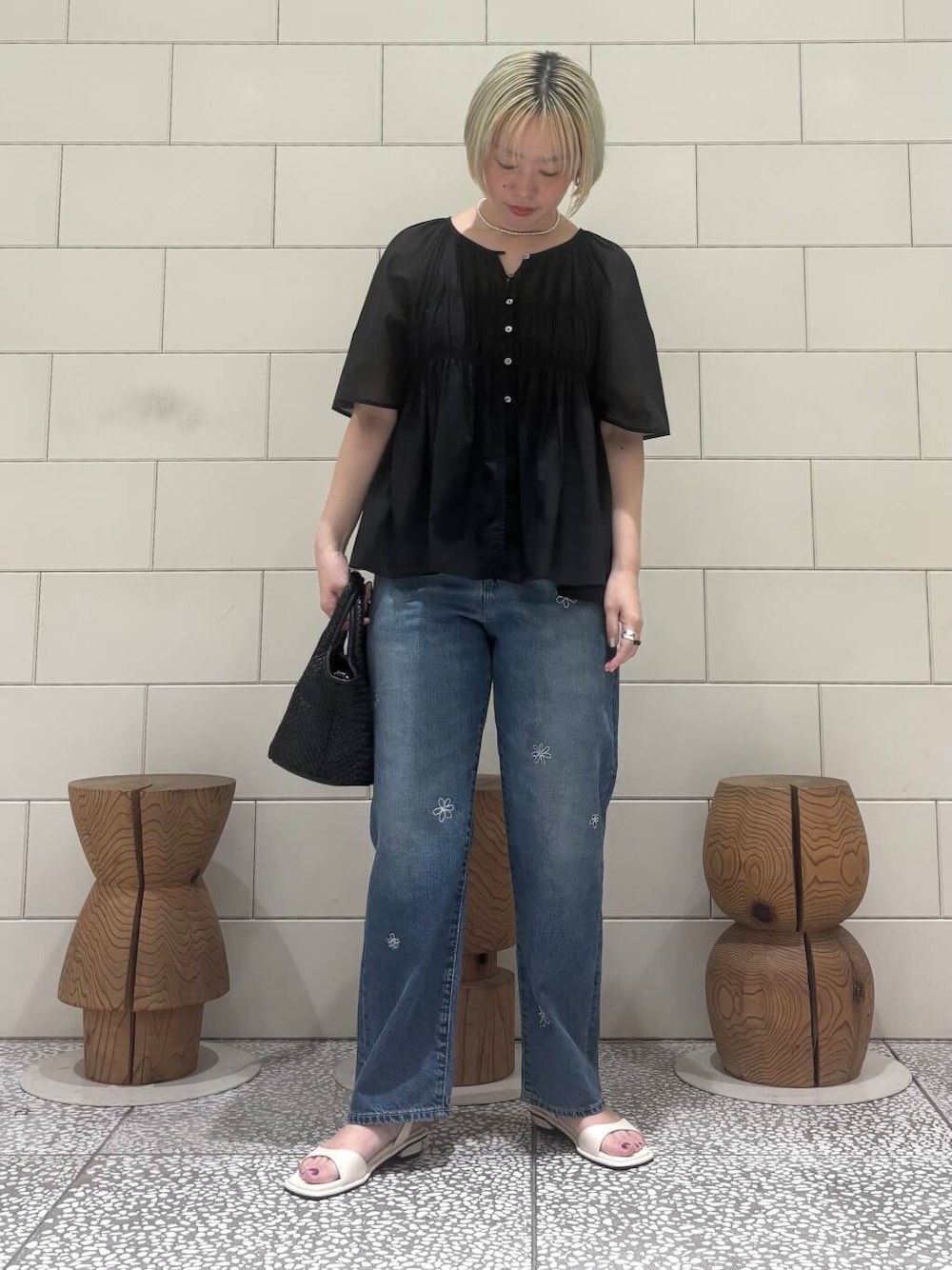 「大人カジュアル、デニム、URBANRESEARCH、シンプルコーデ、サンダル、パンツスタイル、newarrival、休日スタイル、シアートップス、お出かけコーデ、骨格ウェーブ、ウェーブ×ブルベ夏、ここでしか手に入らない別注アイテム、私の推しデニムスタイル」｜「URBAN RESEARCHのdecor『デコール』　Hematite Pearl Choker（ネックレス、シルバー系）」を使った、MINAMIさん（レディース・158cm）の春コーディネートの1枚目の写真