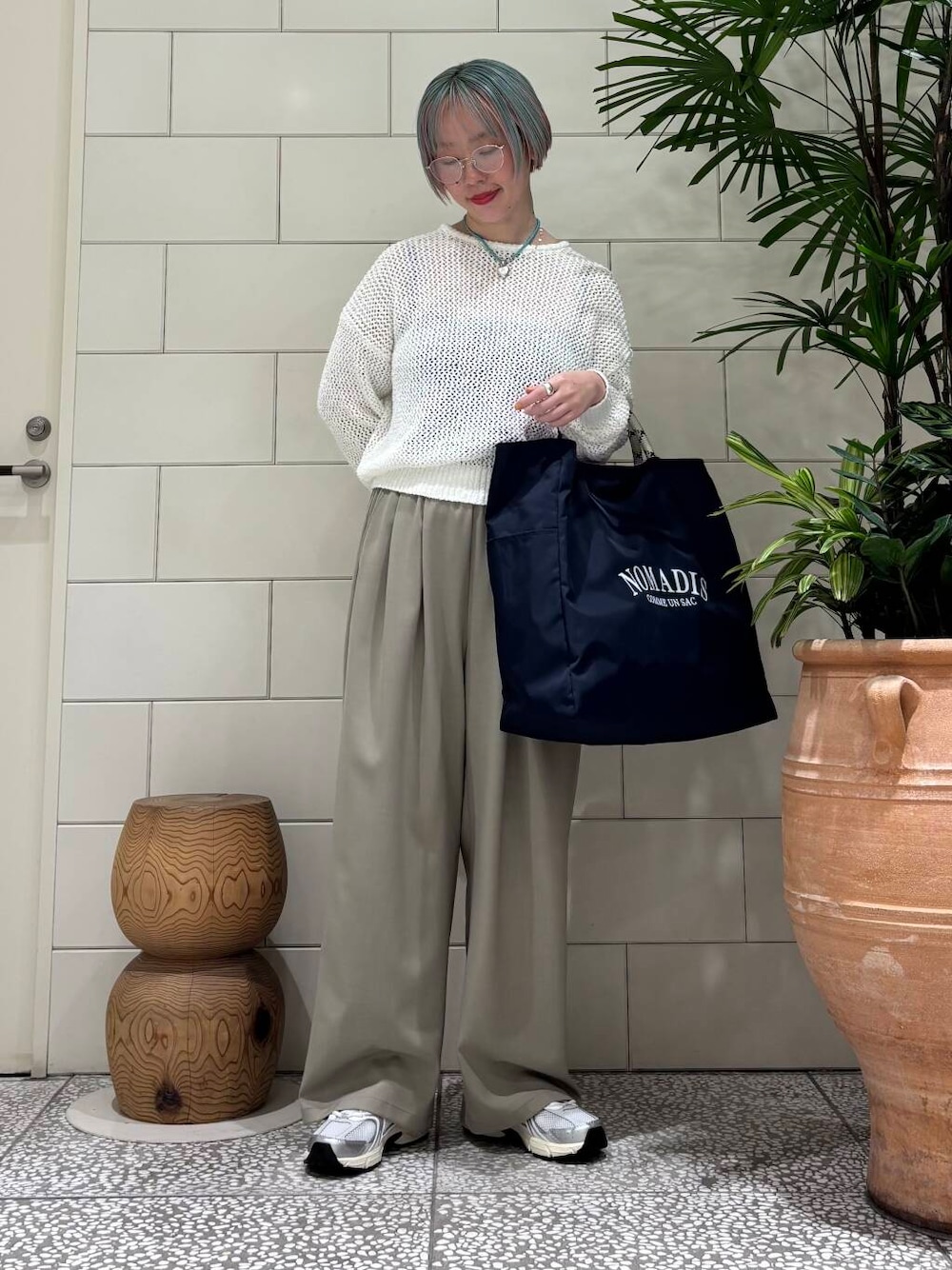 「大人カジュアル、スニーカー、ワイドパンツ、カジュアル、ニット、URBANRESEARCH、パンツスタイル、newarrival、休日スタイル、骨格ウェーブ、ウェーブ×ブルベ夏、過ごしやすい、新作スニーカーコーデ」｜「KANEKO OPTICALの『別注』KANEKO OPTICAL×URBAN RESEARCH　TYPE-D（メガネ、シルバー系）」を使った、MINAMIさん（レディース・158cm）の春コーディネートの1枚目の写真