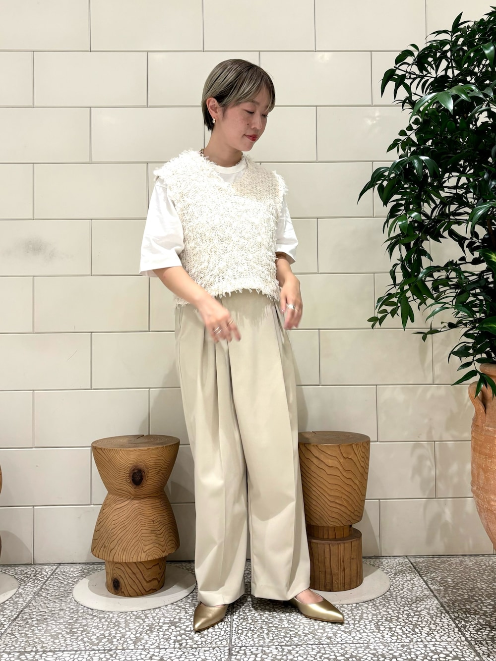 「きれいめカジュアル、白Tシャツ、レイヤードスタイル、ワントーン、ワントーンコーデ、ベスト」｜「URBAN RESEARCH ROSSO WOMENのラメチュールニットベスト（ベスト、ホワイト系）」を使った、MINAMIさん（レディース・158cm）の夏コーディネートの1枚目の写真