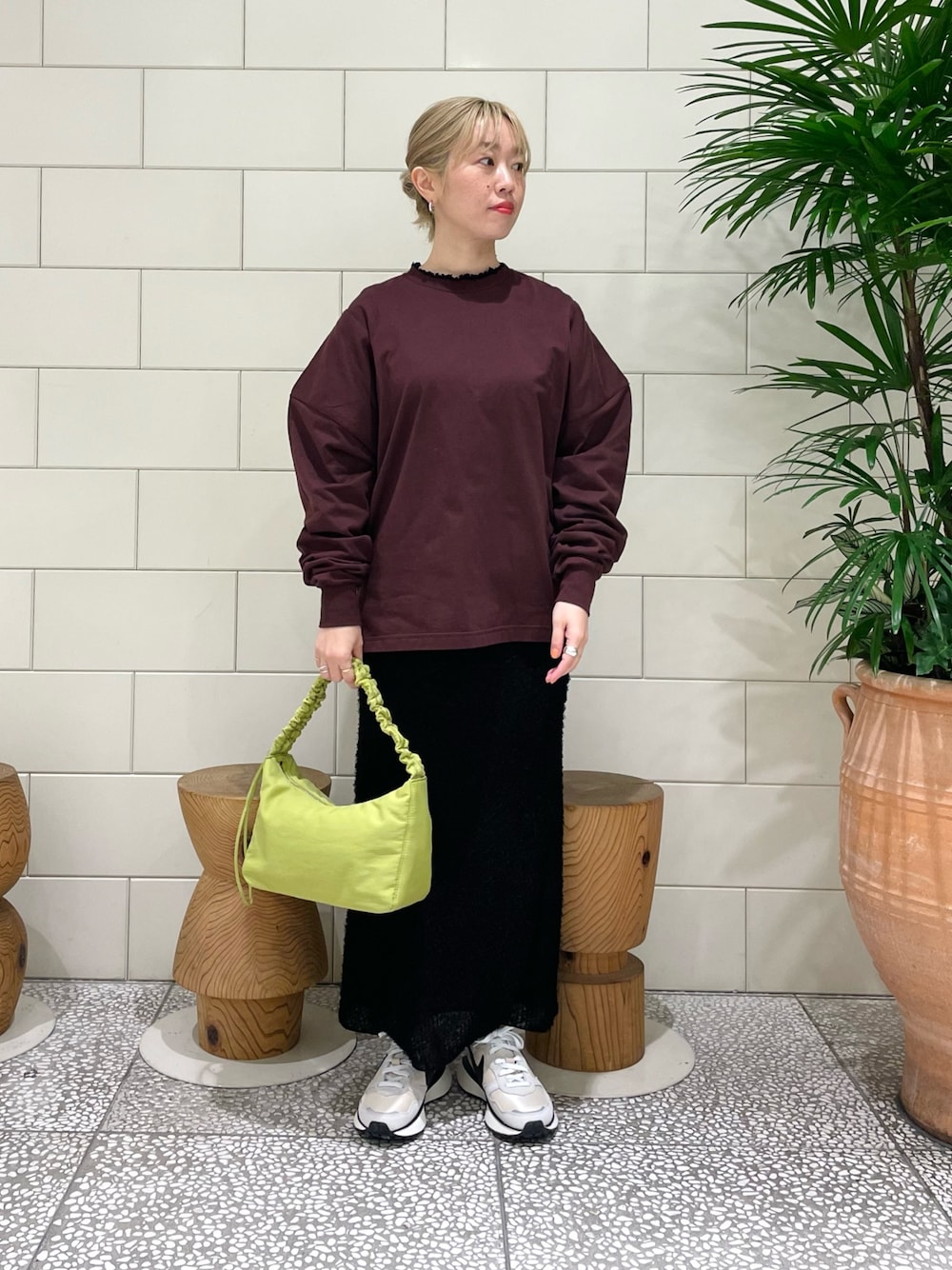 「冬を彩る色いろコーデ、休日スタイル、スニーカー、プチプラ、チョコ色に染まれ、スポーツミックス、ootd」｜「LAATOのPAD LONG T-SHIRTS（Tシャツ/カットソー、ブラウン系）」を使った、MINAMIさん（レディース・158cm）の冬コーディネートの1枚目の写真