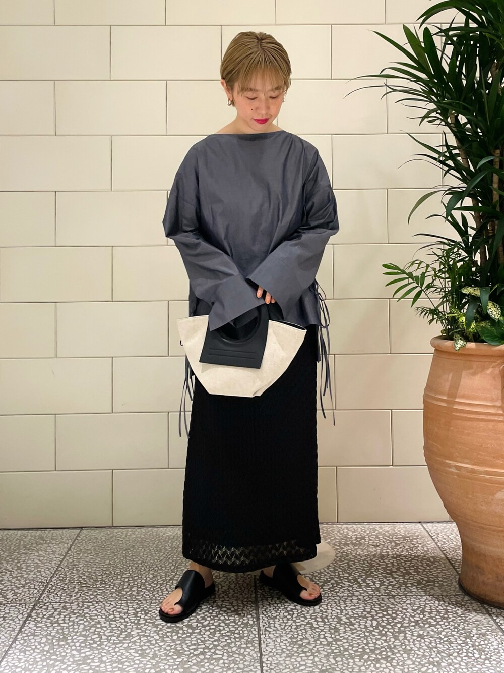 「ブラウス、ミニバッグ、レース、タイトスカート、リボン、サンダル、きれいめカジュアル、大人カジュアル、春服、スカート、シャツスタイル」｜「URBAN RESEARCH ROSSOのレースナロースカート（スカート、ブラック系）」を使った、MINAMIさん（レディース・158cm）の春コーディネートの1枚目の写真