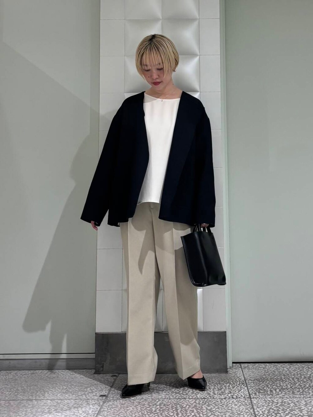 「ジャケット、URBANRESEARCH、パンツスタイル、newarrival、オフィスカジュアル、パンツコーデ、骨格ウェーブ、キレイめコーデ、ウェーブ×ブルベ夏、春のジャケットスタイル」｜「URBAN RESEARCHのff by decor urban research　シズクネックレス（ネックレス、ゴールド系）」を使った、MINAMIさん（レディース・158cm）の冬コーディネートの1枚目の写真