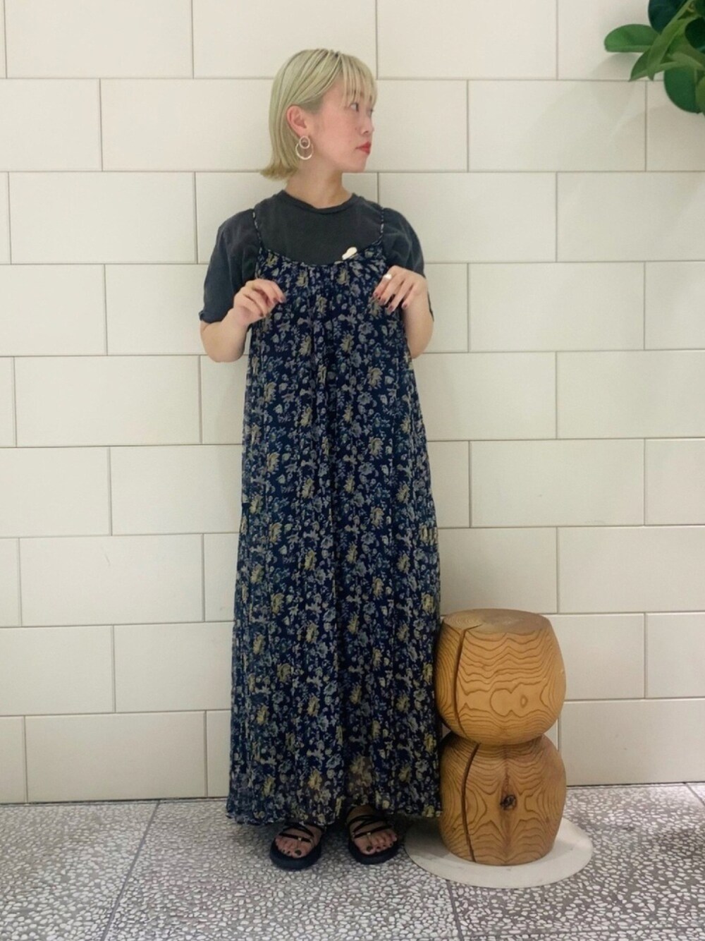 ブラック系のTシャツ/カットソー、ブルー系のワンピースを着用したレディースの春コーディネートの1枚目の写真