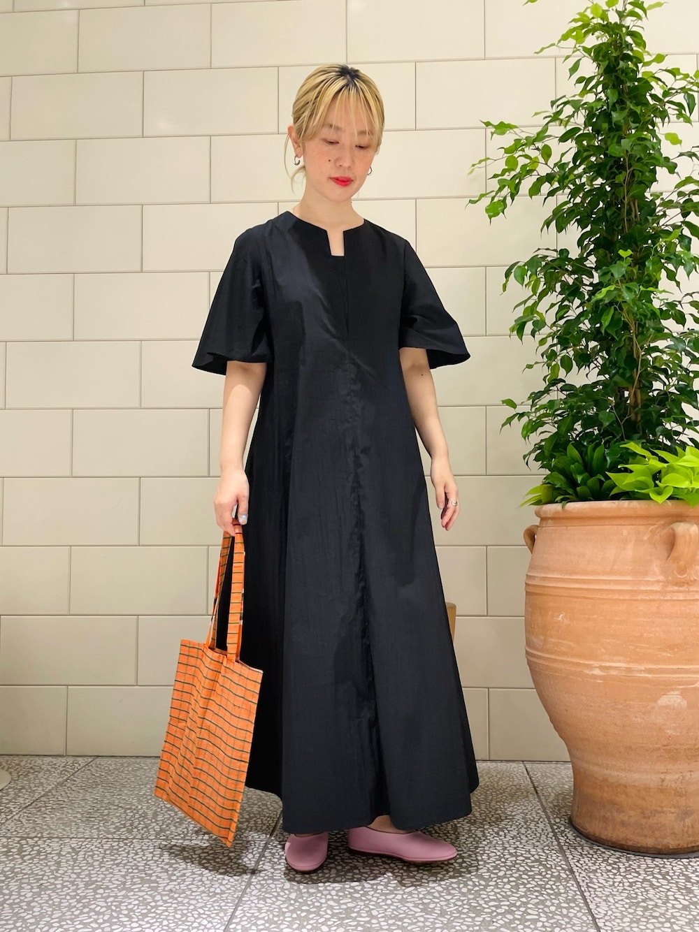 「シンプルコーデ、休日スタイル、ワンピース、ロングワンピース、フラットシューズ、ピンク、オレンジ、ビタミンカラー、モード」｜「URBAN RESEARCHの綿ナイロンフレアワンピース（ワンピース、ブラック系）」を使った、MINAMIさん（レディース・158cm）の春コーディネートの1枚目の写真