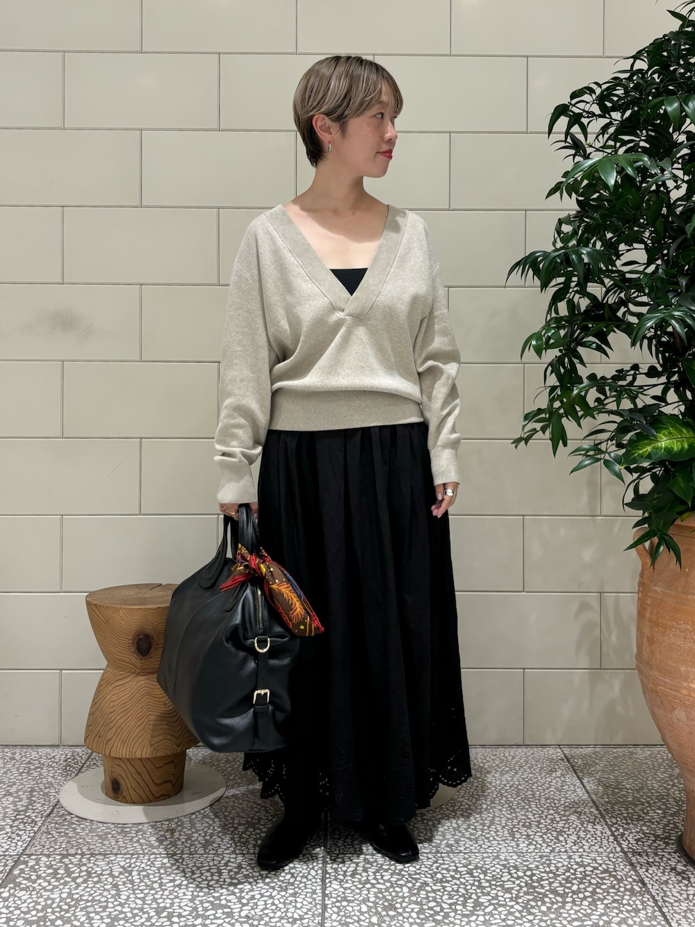 「秋っぽコーデ更新中、ボストンバッグ、ロングスカート、秋コーデ、ブーツ、デートコーデ、レース」｜「URBAN RESEARCHのBROSコットンVネックニット（ニット/セーター、ベージュ系）」を使った、MINAMIさん（レディース・158cm）の秋コーディネートの1枚目の写真