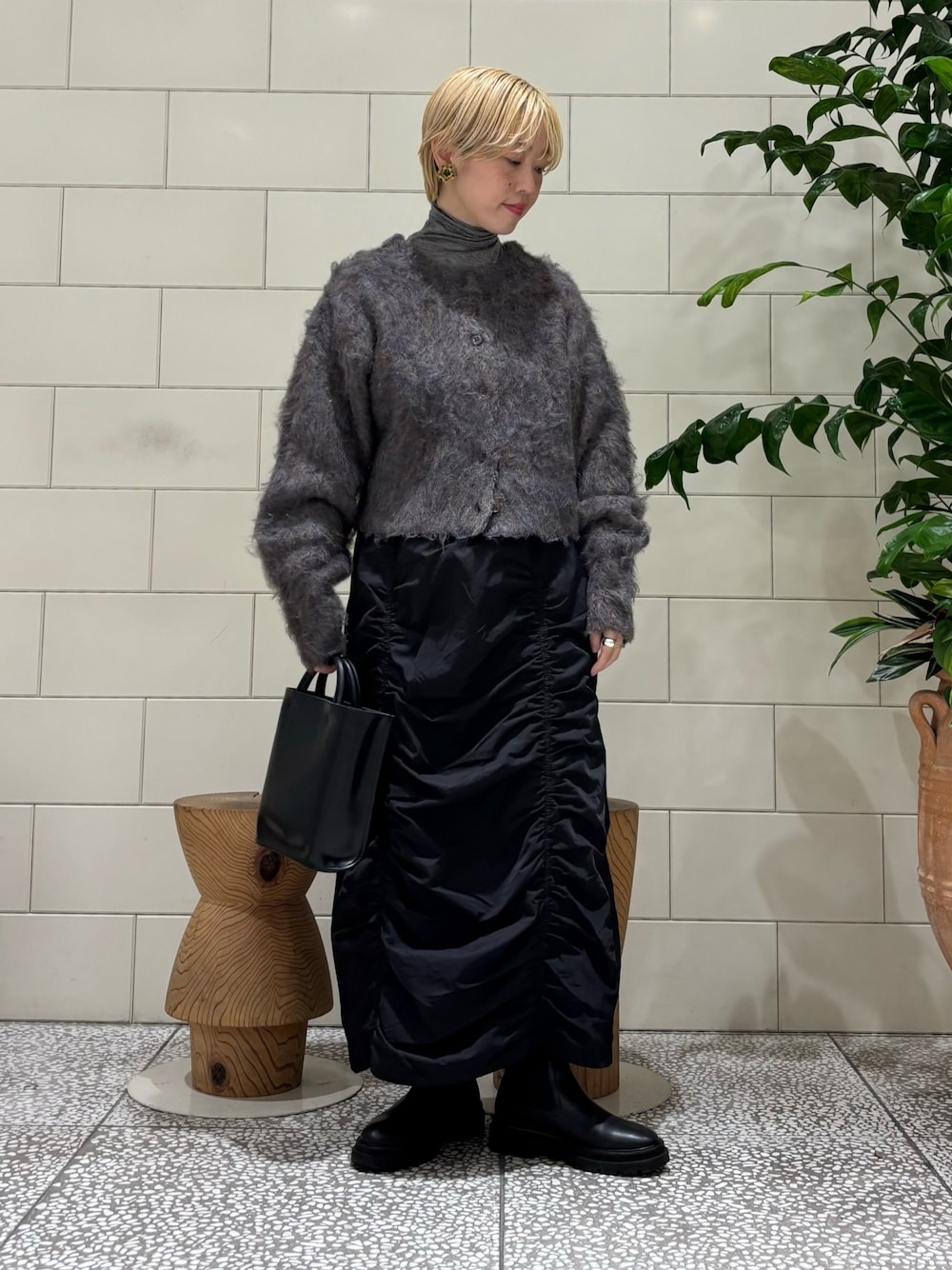「休日スタイル、ニット、冬コーデ、お出かけコーデ、韓国ファッション、大人コーデ」｜「LAATOのmosamosa short cardigan（カーディガン/ボレロ、ブラウン系）」を使った、MINAMIさん（レディース・158cm）の秋コーディネートの1枚目の写真