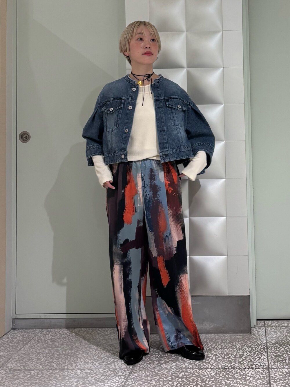 「オトナカジュアル、シンプル、パンツコーデ、春先取り、ラフコーデ、オトナカワイイ、オトナ女子、大人コーデ、デニムコーデ、春カラー、ootd」｜「URBAN RESEARCH ROSSO WOMENのタックスリーブデニムブルゾン（デニムジャケット、ブルー系）」を使った、MINAMIさん（レディース・158cm）の冬コーディネートの1枚目の写真
