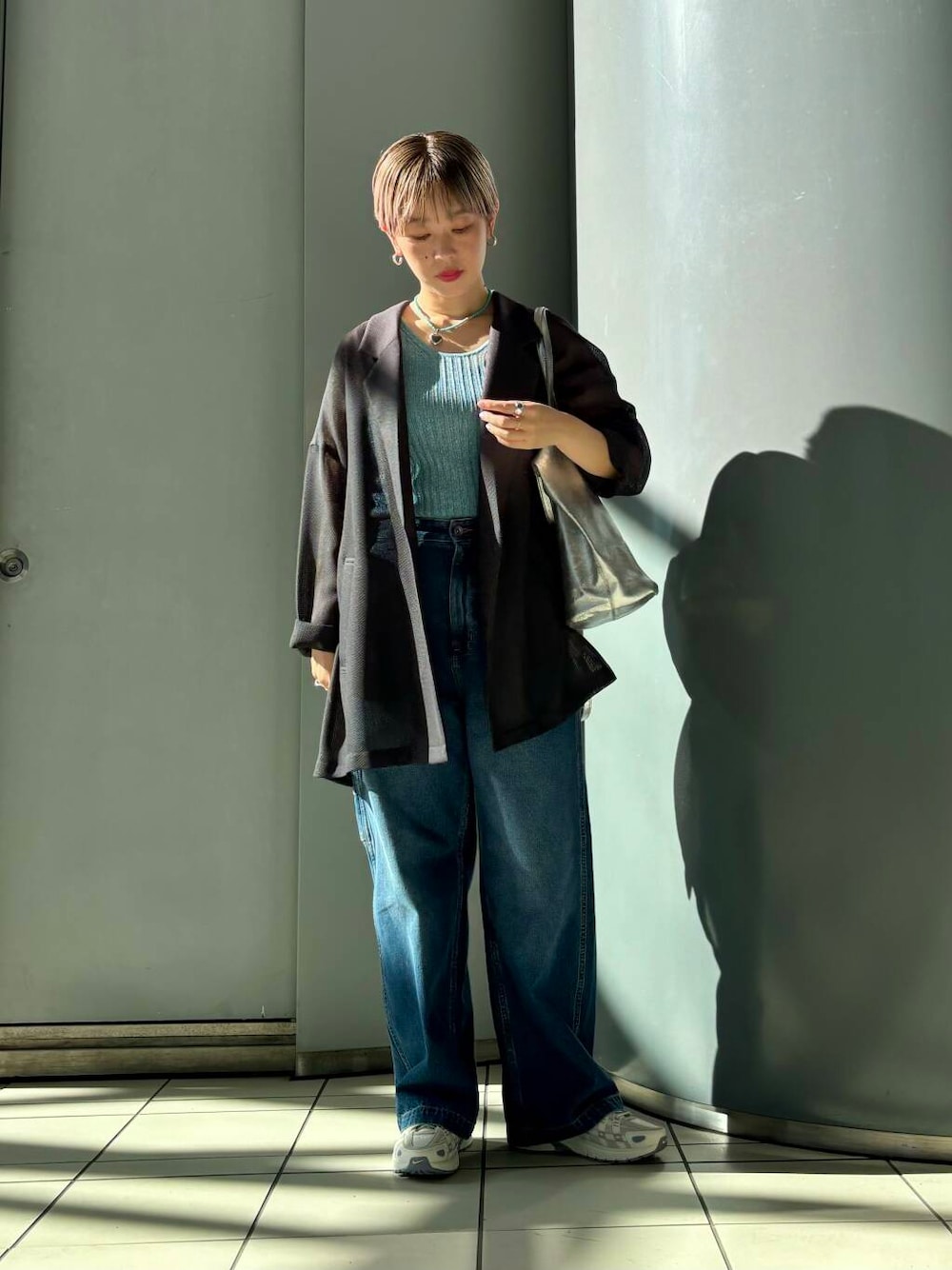 「カジュアルコーデ、URBANRESEARCH、スニーカーコーデ、newarrival、ブルベ夏、骨格ウェーブ、秋のお出かけコーデ、ウェーブ×ブルベ夏、盛夏から晩夏へスイッチコーデ、ウェーブ×カジュアル、ウェーブ×着やせ、即着デニムコーデ、私の推し新作アイテム、先取り秋カラーコーデ、私のnewデニムスタイル」｜「URBAN RESEARCHのペインターデニムパンツ（デニムパンツ、ブルー系）」を使った、MINAMIさん（レディース・158cm）の秋コーディネートの1枚目の写真