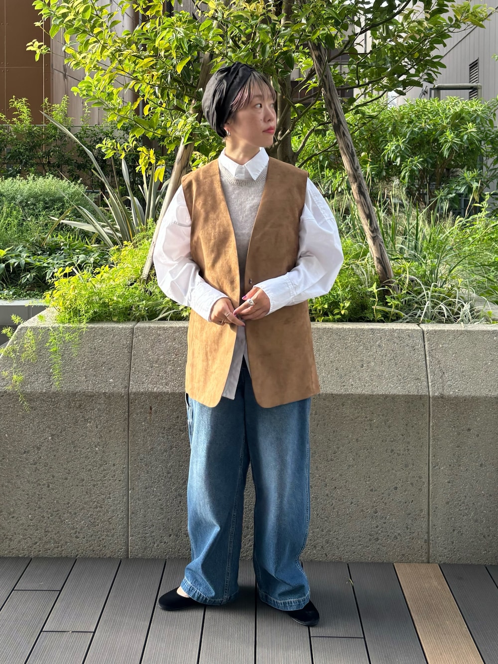 「ブラウン、シャツスタイル、秋服準備はじめました、ベスト、デニム、カジュアル」｜「URBAN RESEARCHのペインターデニムパンツ（デニムパンツ、ブルー系）」を使った、MINAMIさん（レディース・158cm）の夏コーディネートの1枚目の写真