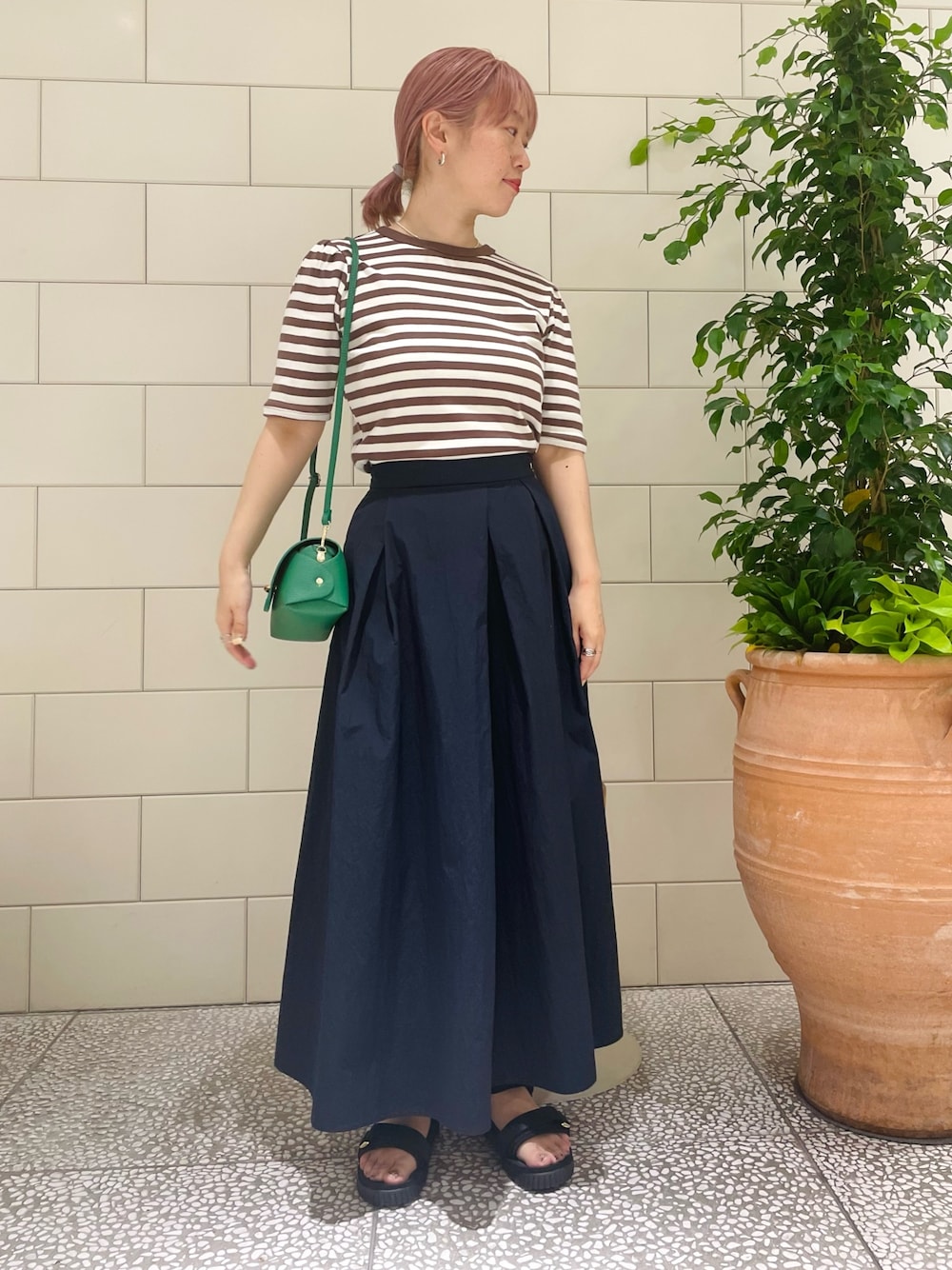 「ロングスカート、ビタミンカラー、初夏コーデ、サンダル、ボーダー、Tシャツ、ミニバッグ」｜「URBAN RESEARCHの『一部WEB限定カラー』ランダムタックボリュームスカート（スカート、ブルー系）」を使った、MINAMIさん（レディース・158cm）の春コーディネートの1枚目の写真