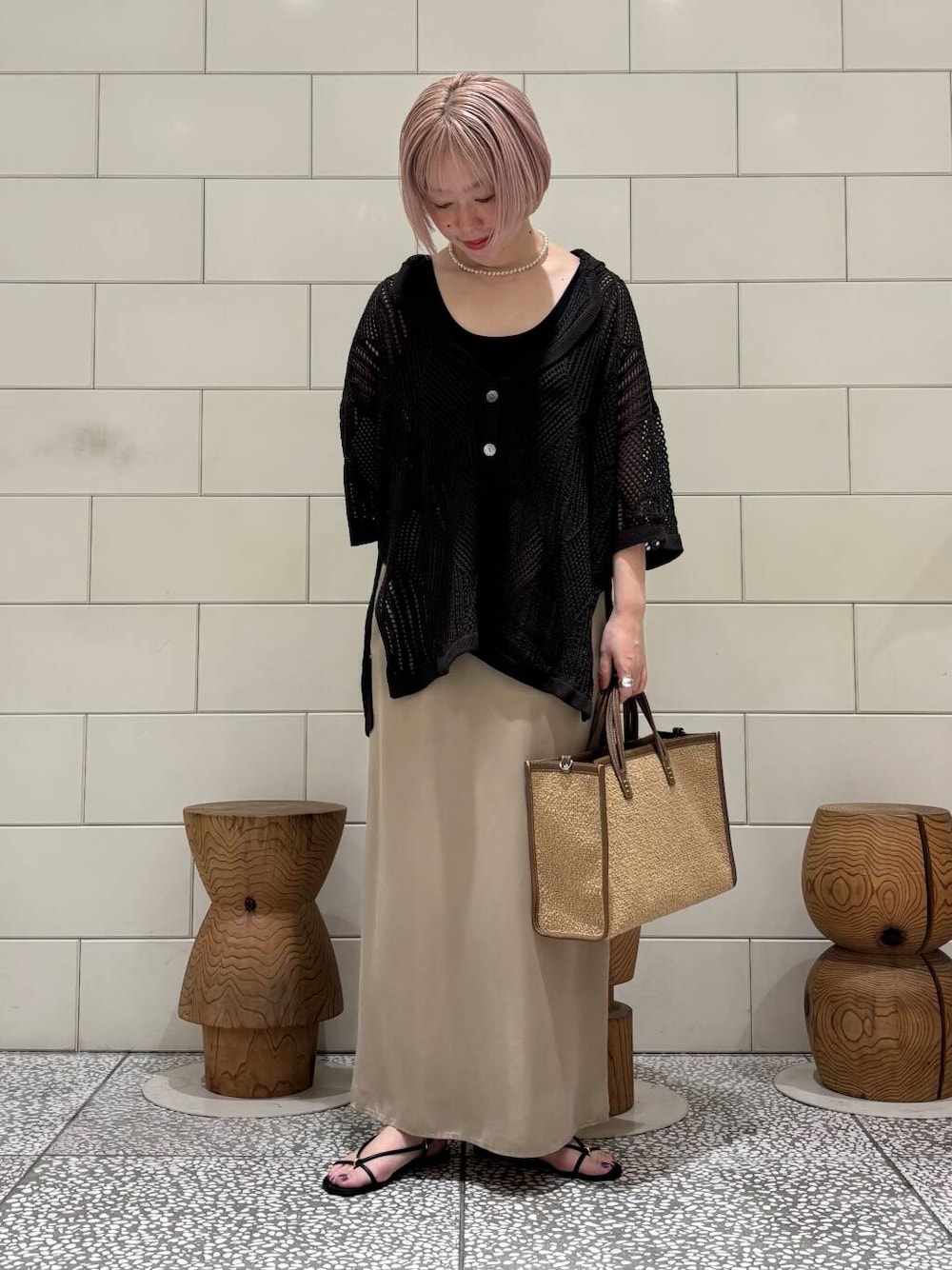 「大人カジュアル、URBANRESEARCH、シンプルコーデ、サンダル、newarrival、サマーニット、休日スタイル、シアートップス、お出かけコーデ、骨格ウェーブ、ウェーブ×ブルベ夏、私のイチ推しブランド、やや暑い、寒暖差対策アイテム」｜「LAATOのlace knit jacket（その他アウター、ブラウン系）」を使った、MINAMIさん（レディース・158cm）の春コーディネートの1枚目の写真