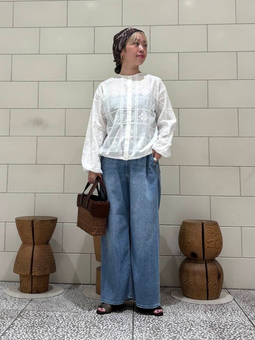 「大人カジュアル、URBANRESEARCH、かごバッグ、newarrival、休日スタイル、シアートップス、骨格ウェーブ、ウェーブ×ブルベ夏、ここでしか手に入らない別注アイテム、初夏のお出掛けコーデ、過ごしやすい」｜「URBAN RESEARCHの『別注』 MILLIWM×URBAN RESEARCH　オープントゥミュール（サンダル、ブラウン系）」を使った、MINAMIさん（レディース・158cm）の春コーディネートの1枚目の写真