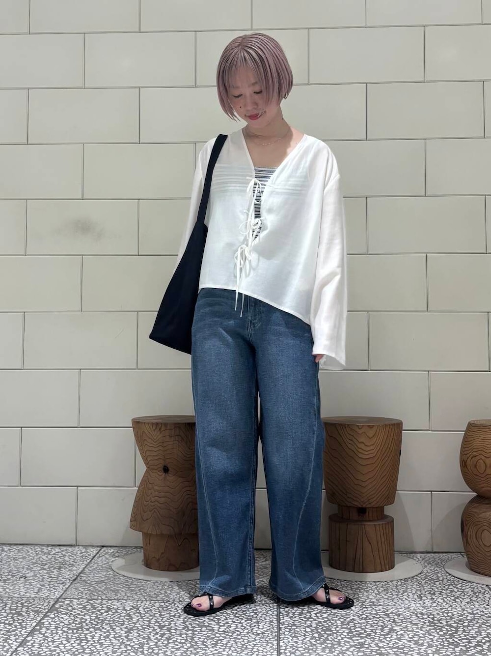 「大人カジュアル、デニム、きれいめカジュアル、URBANRESEARCH、シンプルコーデ、サンダル、newarrival、休日スタイル、サンダルコーデ、お出かけコーデ、リボン、淡色コーデ、骨格ウェーブ、ウェーブ×ブルベ夏、初夏アウター」｜「URBAN RESEARCHのdecor『デコール』　Heartchain Necklace（ネックレス、シルバー系）」を使った、MINAMIさん（レディース・158cm）の春コーディネートの1枚目の写真