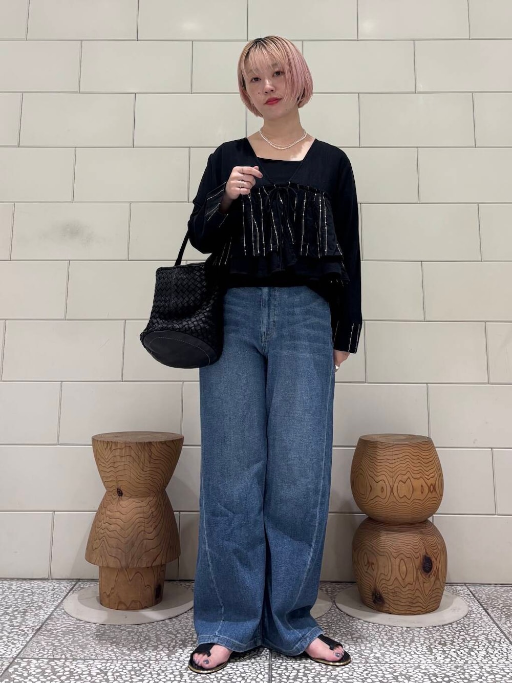 「大人カジュアル、URBANRESEARCH、シンプルコーデ、newarrival、休日スタイル、サンダルコーデ、お出かけコーデ、骨格ウェーブ、ウェーブ×ブルベ夏、やや暑い、夏の涼しげパンツコーデ」｜「URBAN RESEARCHのメッシュ編みレザースクエアバッグ（トートバッグ、ブラック系）」を使った、MINAMIさん（レディース・158cm）の夏コーディネートの1枚目の写真