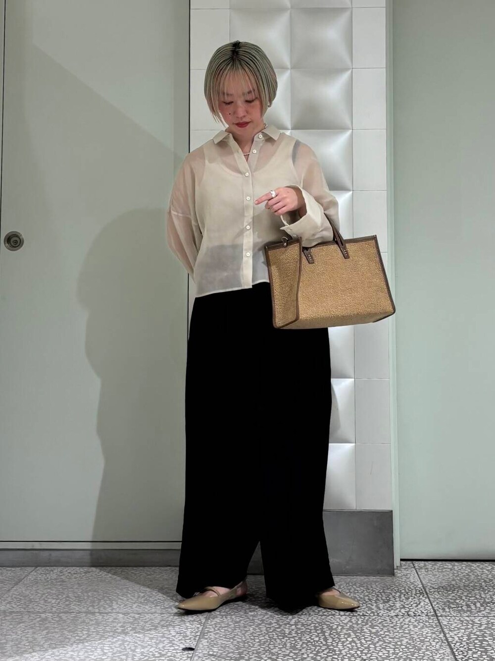 ベージュ系のパンプス、ブラック系のその他パンツ、ベージュ系のシャツ/ブラウスを着用したレディースの春コーディネートの1枚目の写真