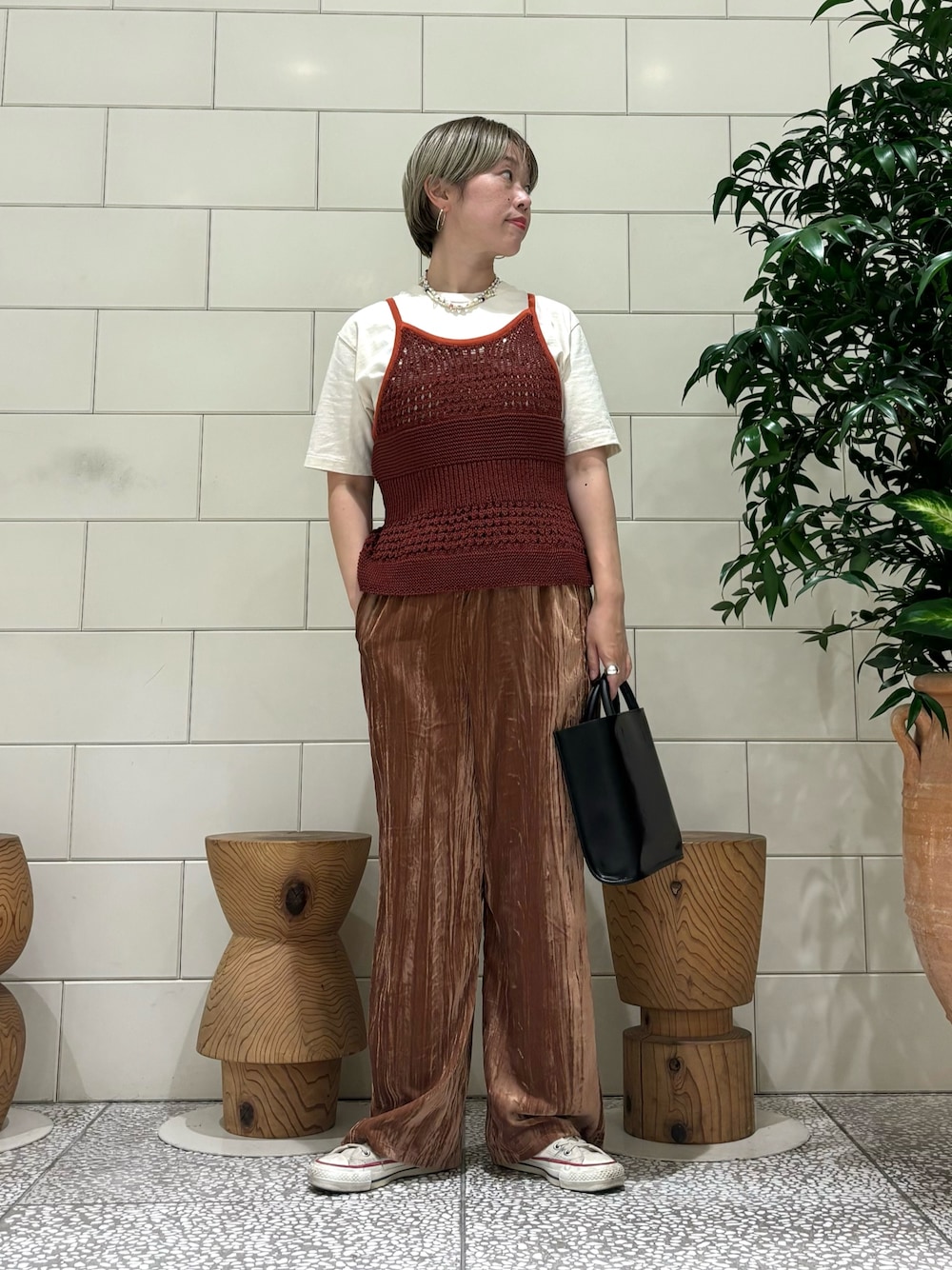 「レイヤードスタイル、お出かけコーデ、スニーカー、秋服準備はじめました、休日スタイル」｜「MIXTAの『別注』Mixta×URBAN RESEARCH　TABBY CAT（Tシャツ/カットソー、ホワイト系）」を使った、MINAMIさん（レディース・158cm）の夏コーディネートの1枚目の写真